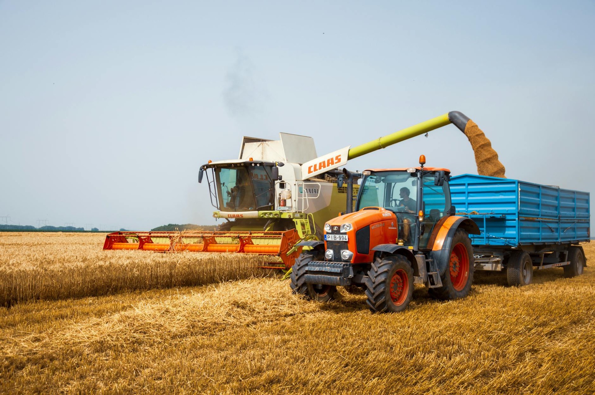 Trator no campo ao por do sol representando consorcio de maquinas agricolas